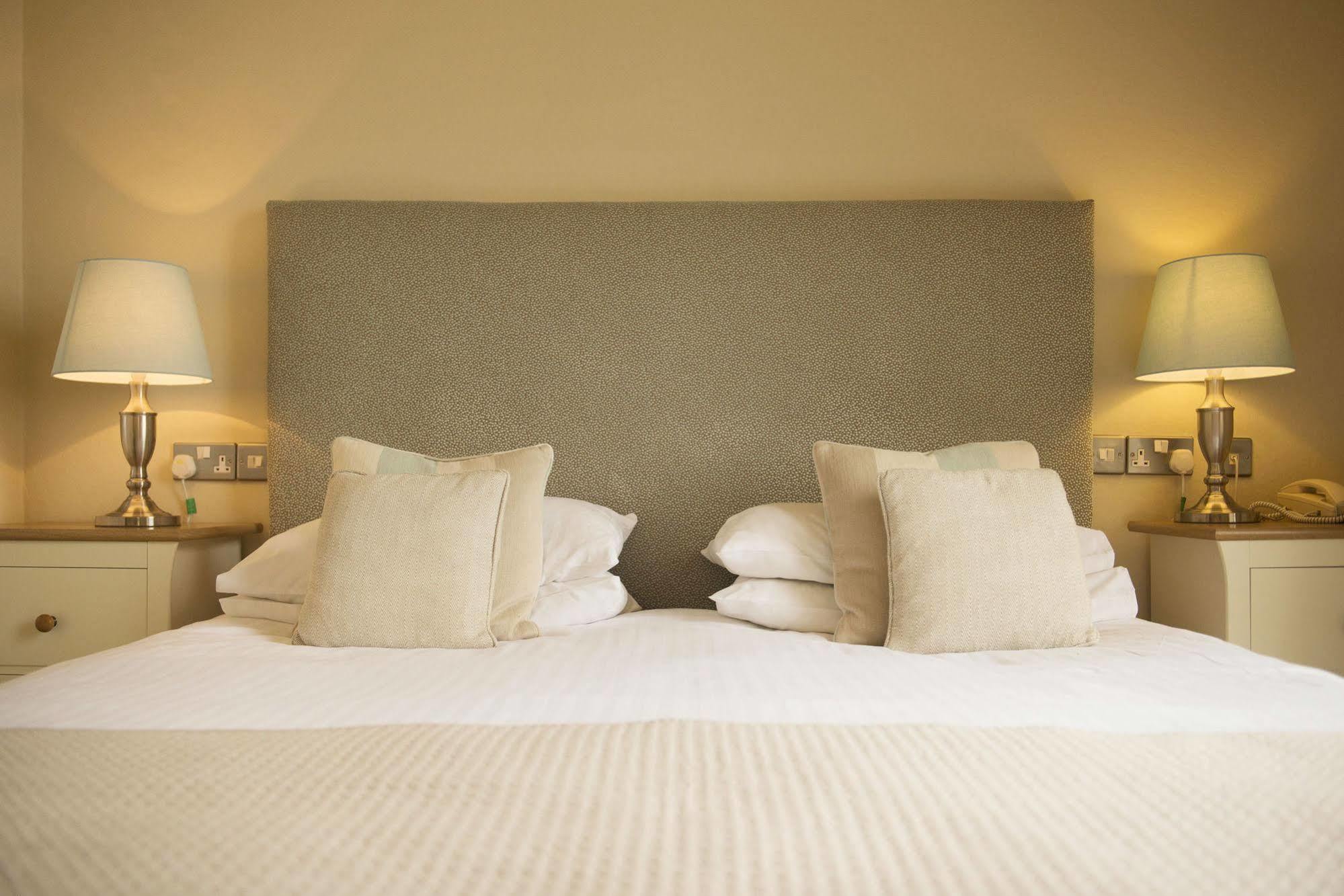 Отель Rose & Crown Yealmpton Экстерьер фото